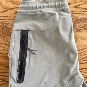 NIKE TECH JOGGER MEN’S SIZE M